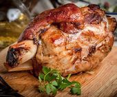 Piatto Stinco di Maiale alla Birra con patate al cartoccio